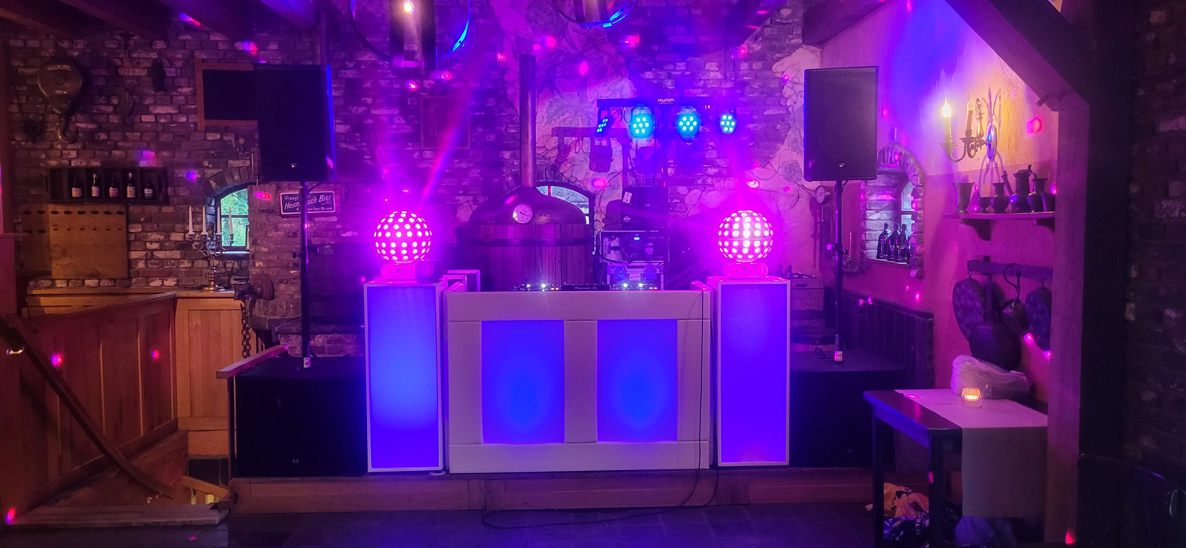 Grote DJ show setup met licht en geluid